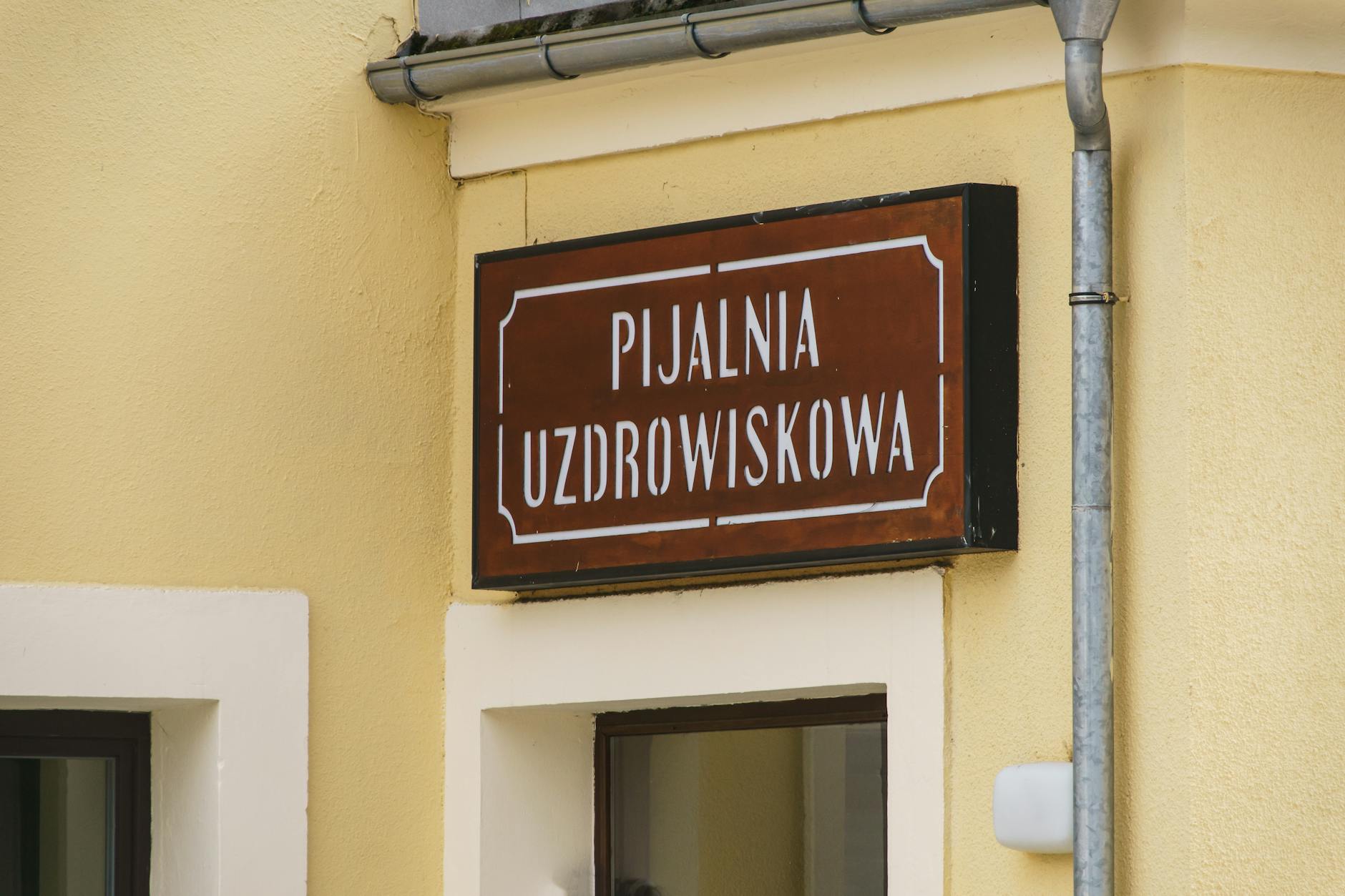 Widok na zabytkowy Pałac Ogińskich w Siedlcach z otaczającym go parkiem.